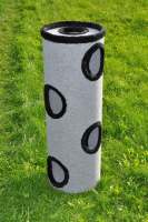 25. Drapak srednicy 40 cm wysokosci 120 cm. Obicie wewnetrzne i zewnetrzne w kolorze jasno szarym wykonczone czarnym miskiem